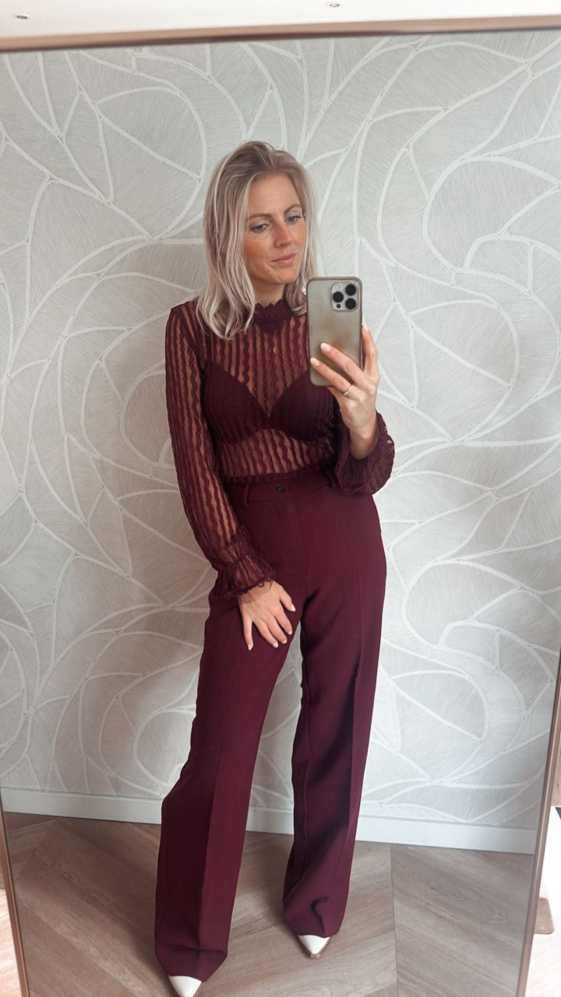 Vrouw draagt kanten blouse met streeppatroon en hoge hals in bordeauxrode tint – Lace Stripes High Neck Blouse van Yumi