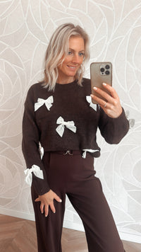 Faye Bow Sweater – Chocolade met beige strikjes