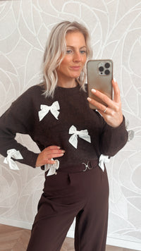 Faye Bow Sweater – Chocolade met beige strikjes