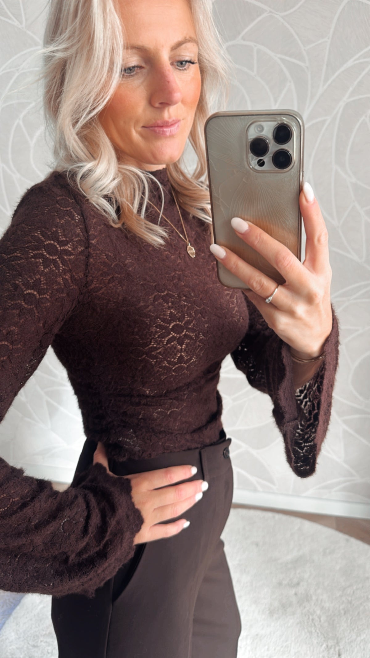 Model toont details van bruine bloemen lace top Yumi