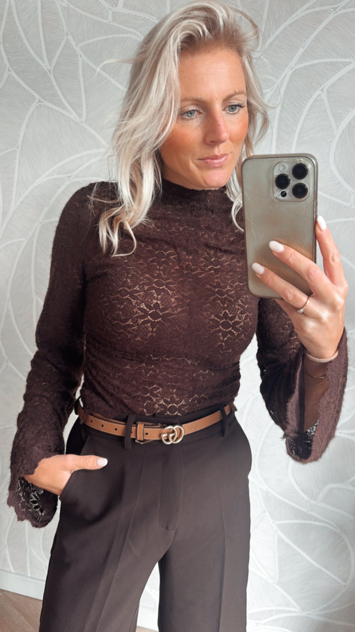 Model showt bruine bloemen lace top Yumi