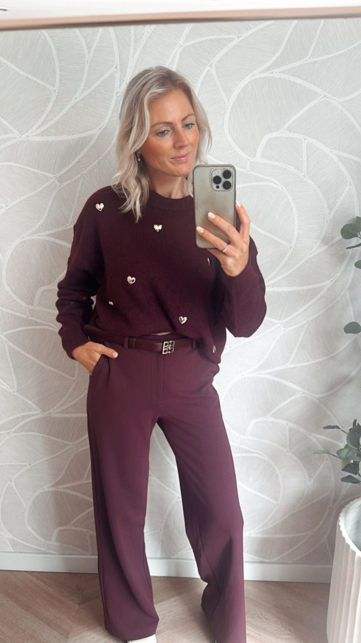 Burgundy trui met gouden hartjes – voorkant – Yumi Knitwear