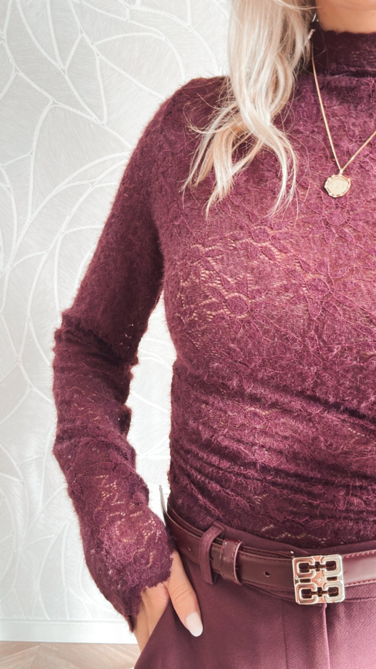Close-up van de burgundy flower lace stof en details van de top