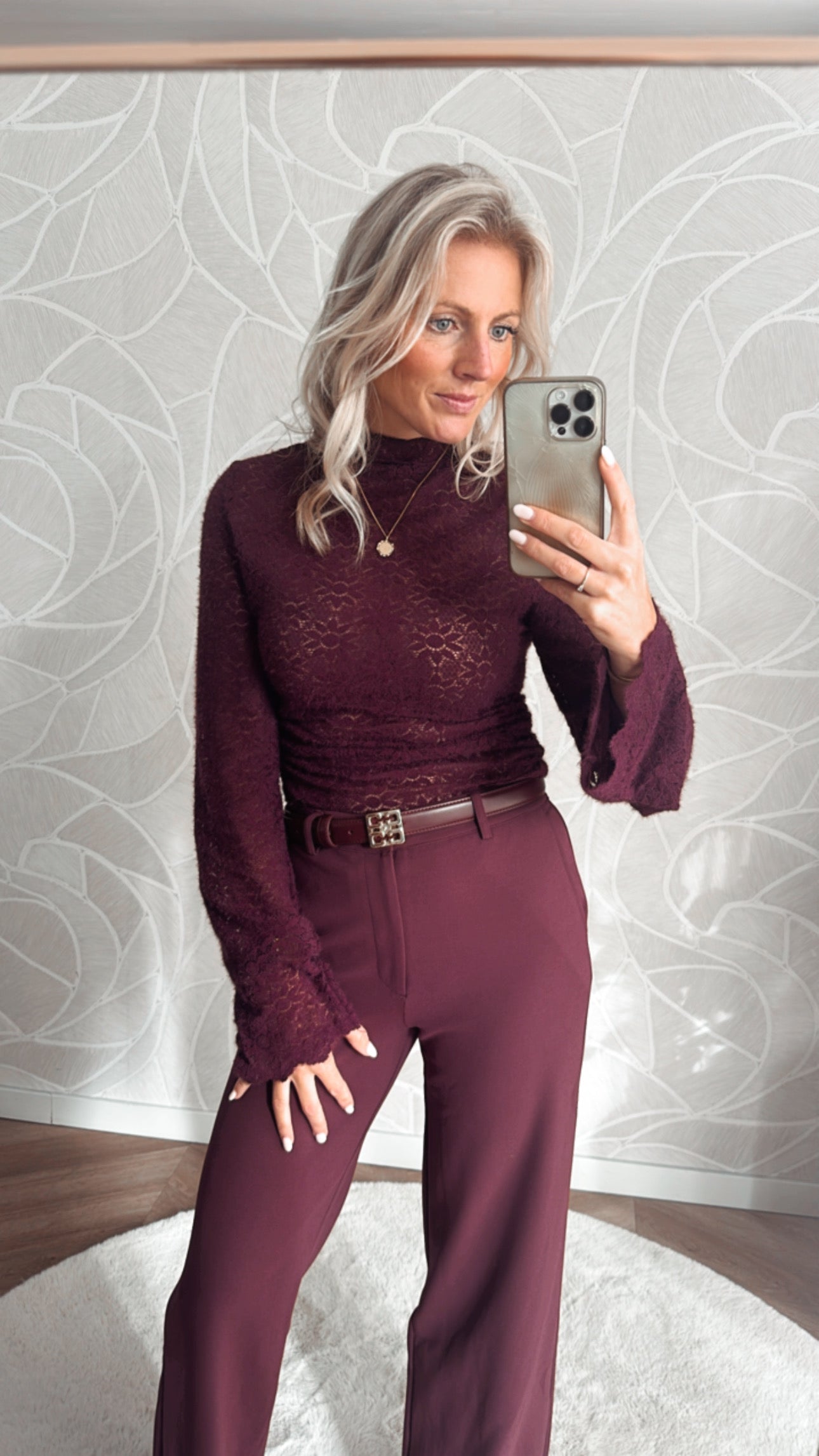 Burgundy lace top van Yumi, one size, model toont de pasvorm