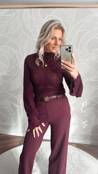 Burgundy lace top van Yumi, one size, model toont de pasvorm
