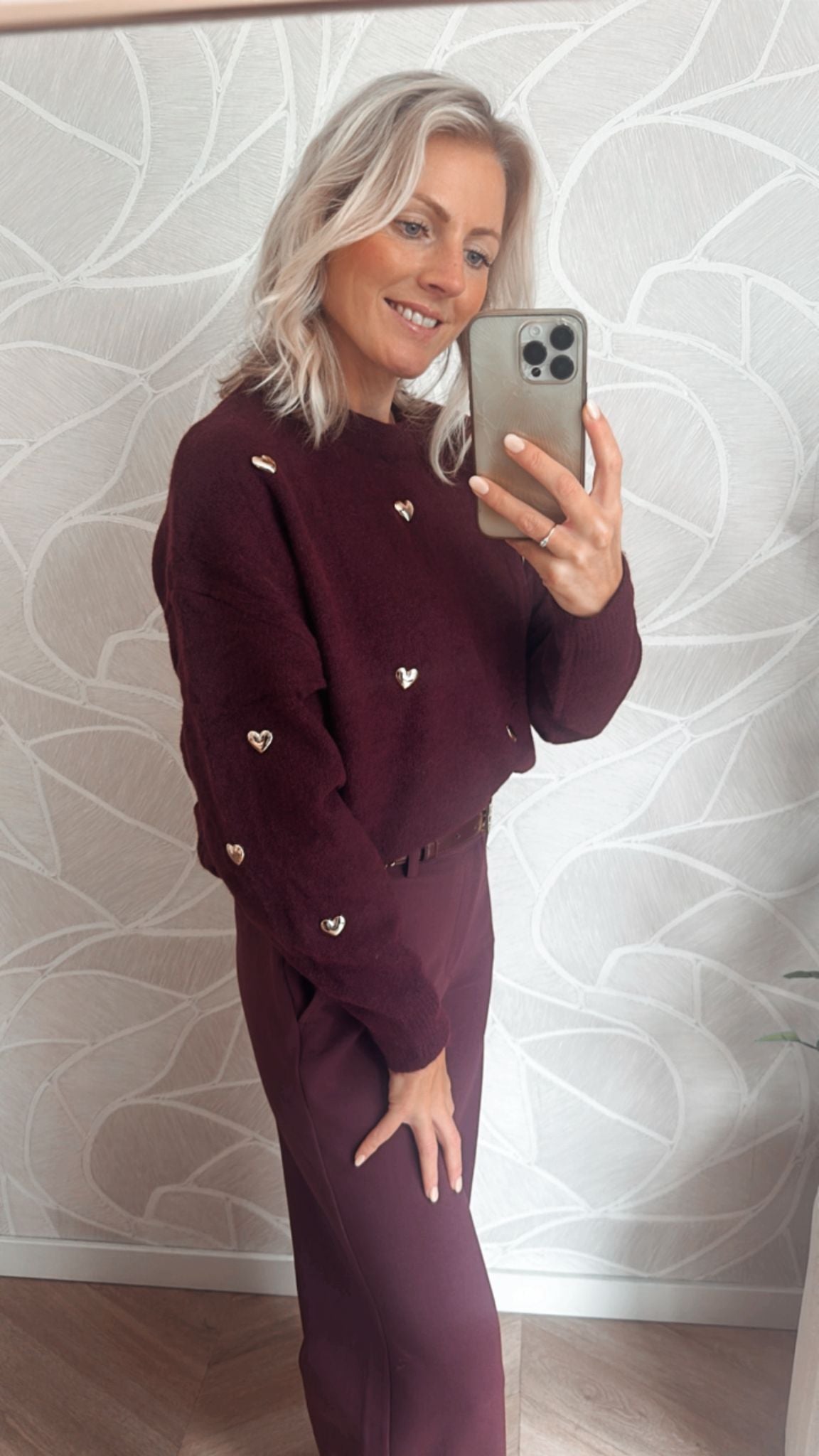 Zijkant van bordeauxrode trui met gouden hartjes – Yumi Knitwear