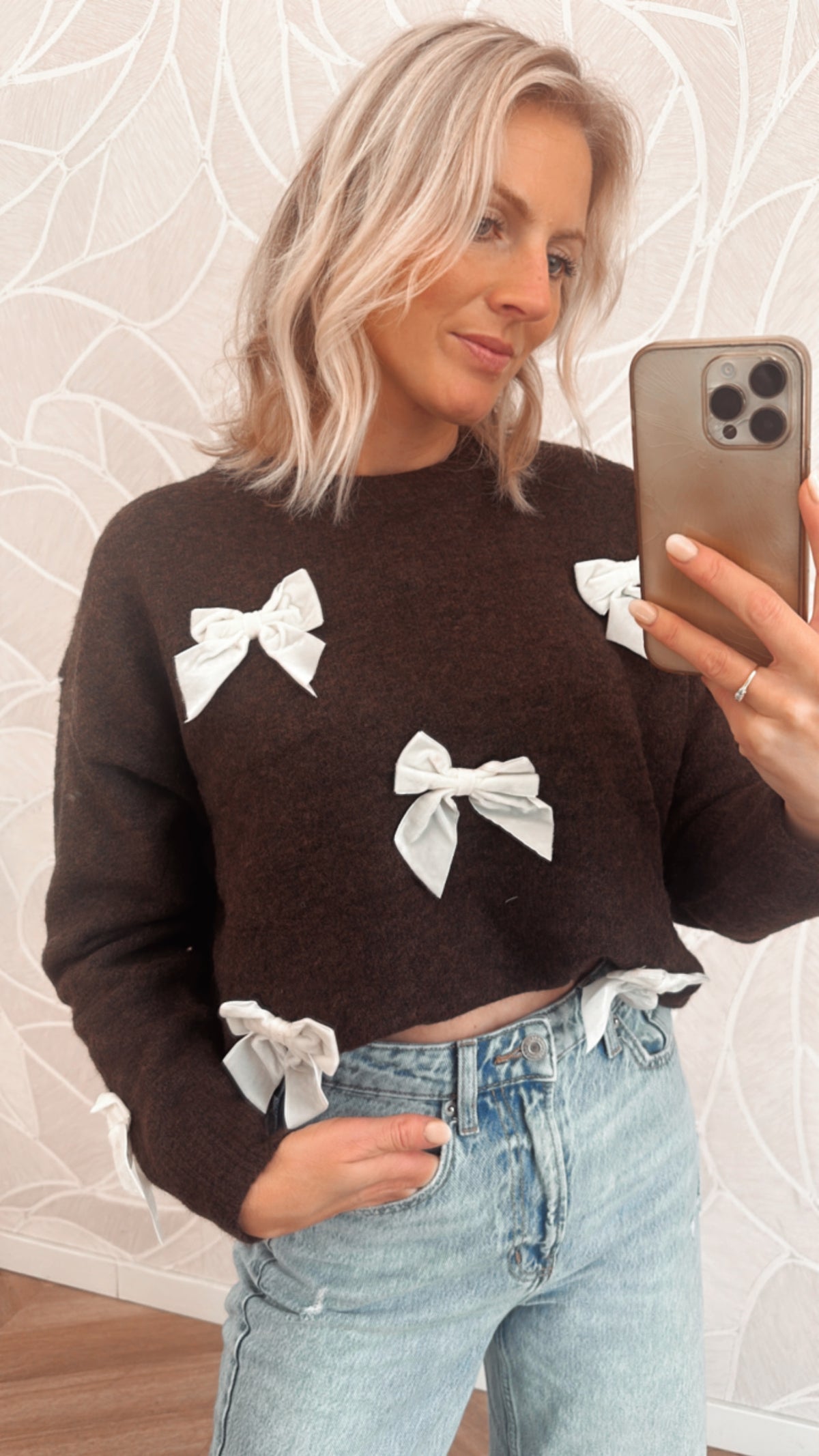 Faye Bow Sweater – Chocolade met beige strikjes