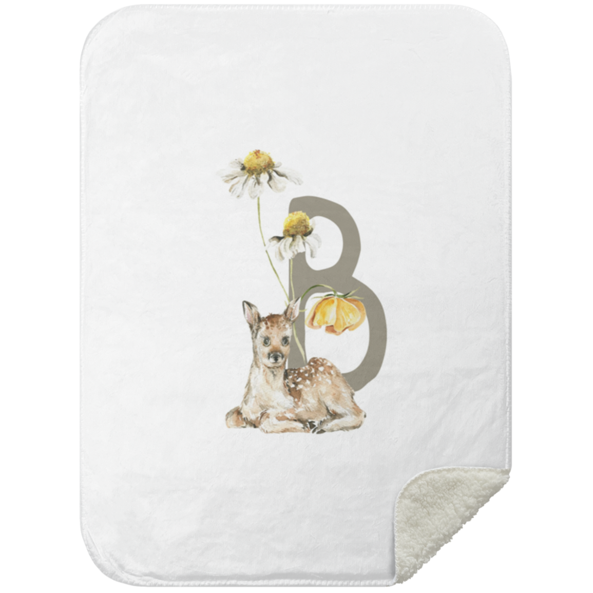 Een gezellig Yumi Baby-deken met een charmante illustratie van een hertje naast het eerste initiaal van een pasgeboren baby, versierd met zachte bloemen.