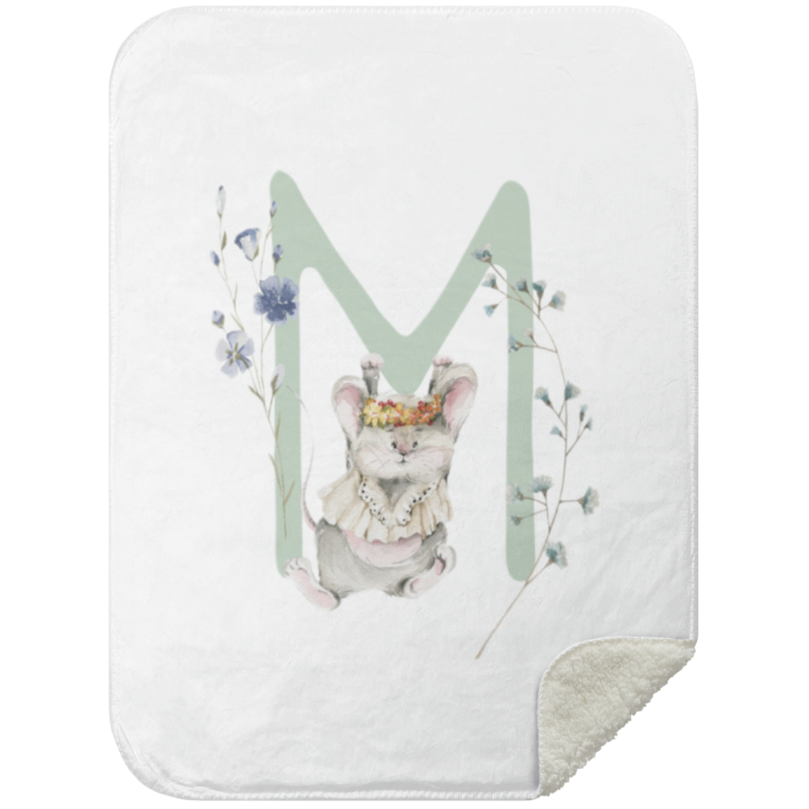 Een charmante illustratie van een Yumi Baby Deken letter M versierd met bloemenelementen en een speels geklede muis die in het midden staat, allemaal op een crèmekleurige achtergrond met een gezellige dekentextuur, perfect voor elke kinderkamer.