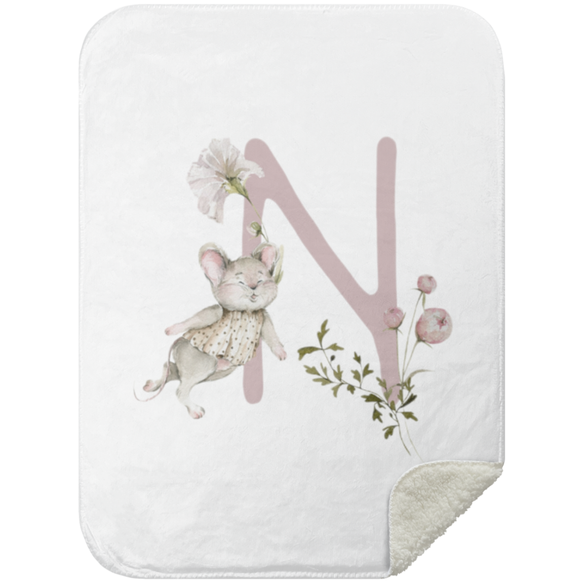 Een gezellige Yumi Baby deken letter N voor pasgeboren baby met een praktische illustratie met de initiaal "n", een slapende muis in een fantasierijke outfit en delicaat.