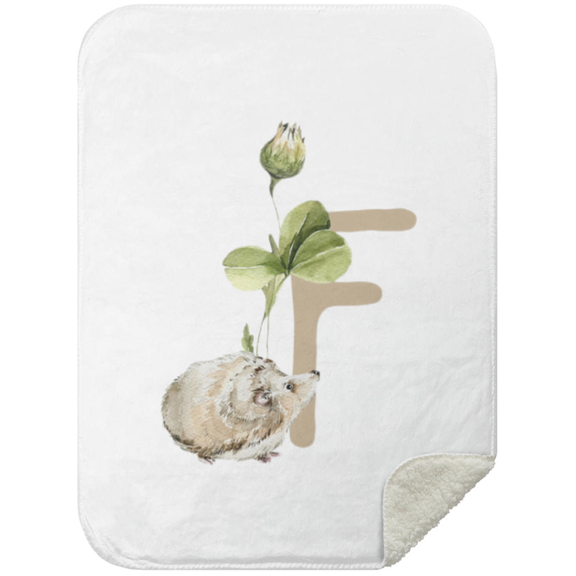 Een artistieke afbeelding van een pasgeboren baby-egel die aan een bloeiende bloem snuffelt, over een schaduwachtige vorm heen, gedrukt op een zachte, afgeronde Yumi Baby deken-letter F.