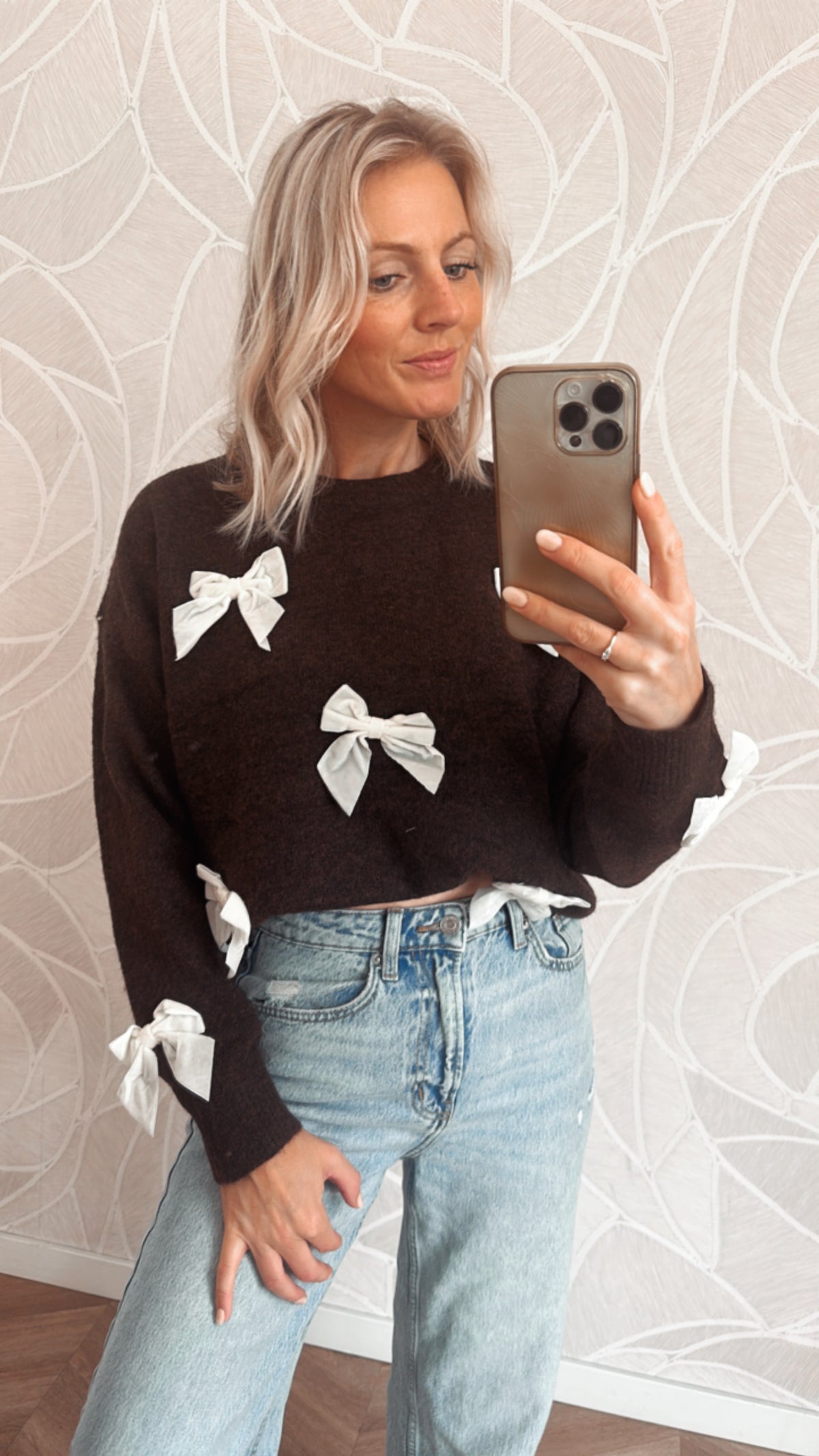 Faye Bow Sweater – Chocolade met beige strikjes