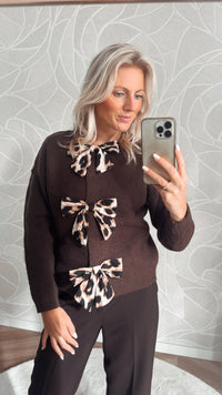 Model toont volle lengte van bruin vest met leopard strik sluiting