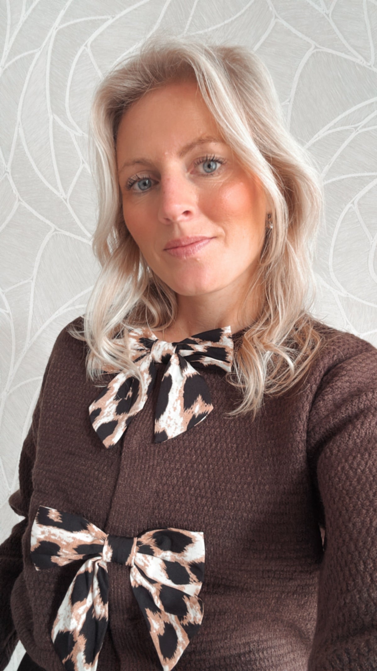Detail shot van het cardigan bruine vest met leopard strik sluiting