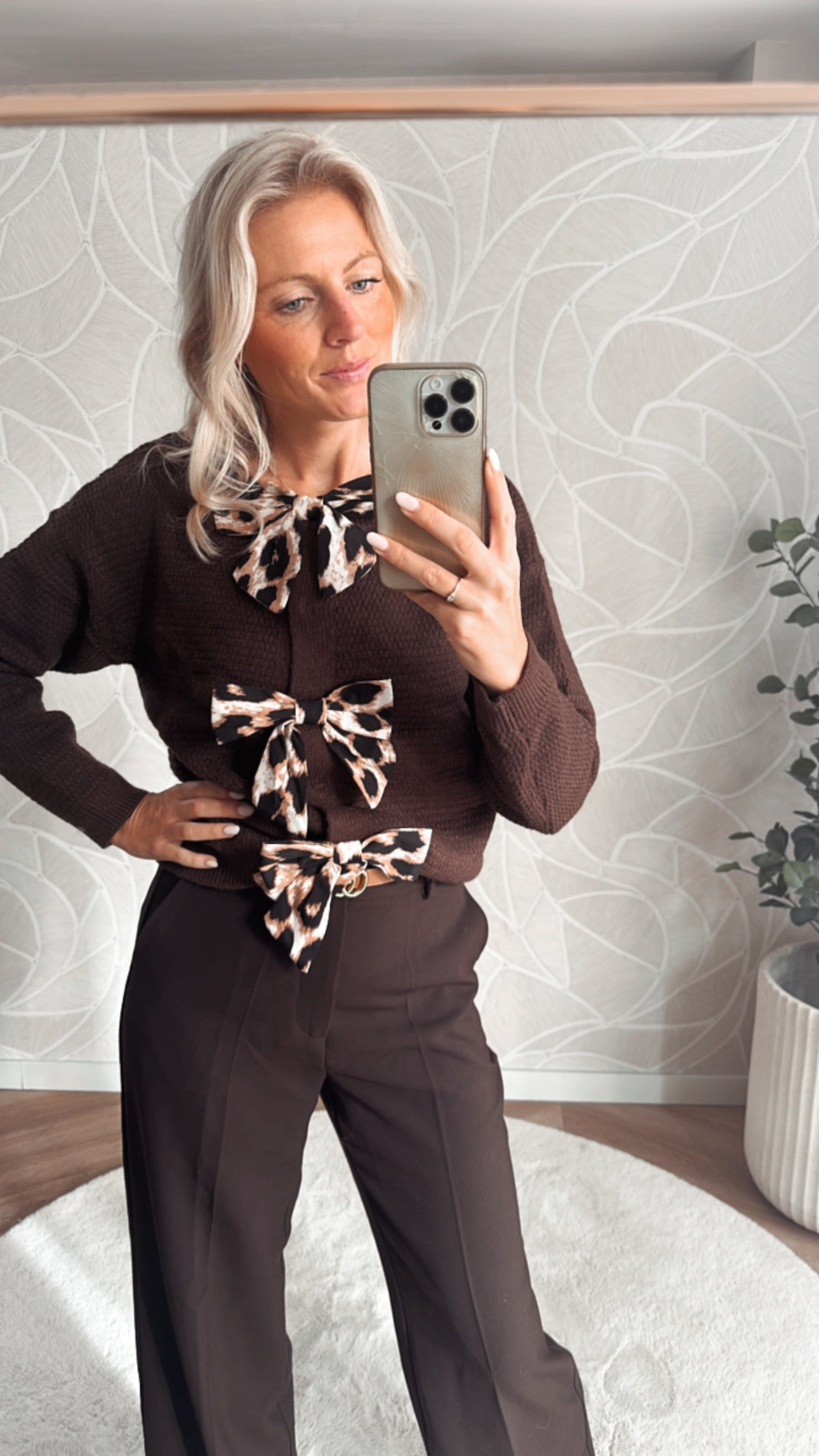 Model toont bruin leopard strik vest met bruine pantalon