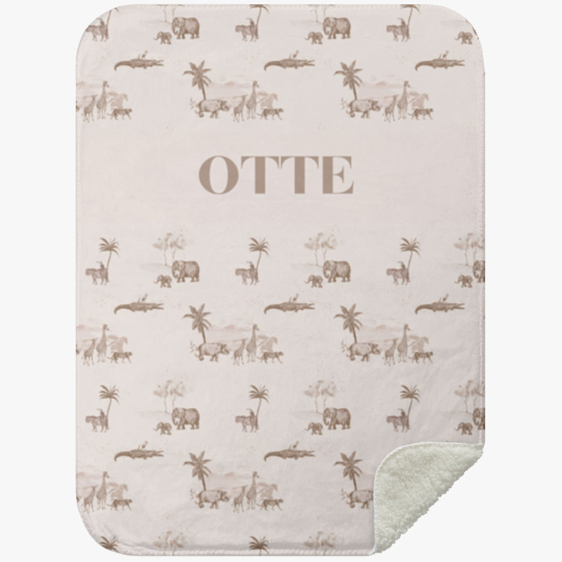 Een zacht, gezellig Naamdekken Vintage Jungle Taupe babydekentje met een charmant patroon van olifanten, giraffen en palmbomen in lichte tinten, gepersonaliseerd door Yumi Baby.