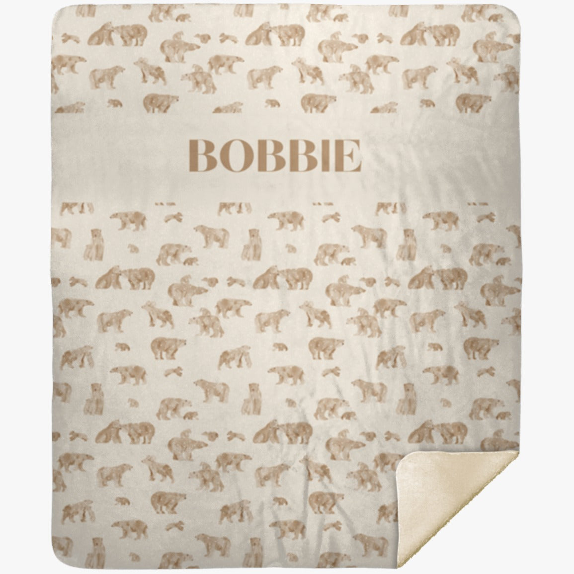 Een gepersonaliseerde naamgeving Polar Bear Snow Almond baby-dekentje met de naam "bobbie" prominent weergegeven, voorzien van een patroon van verschillende beren, van Yumi Baby.