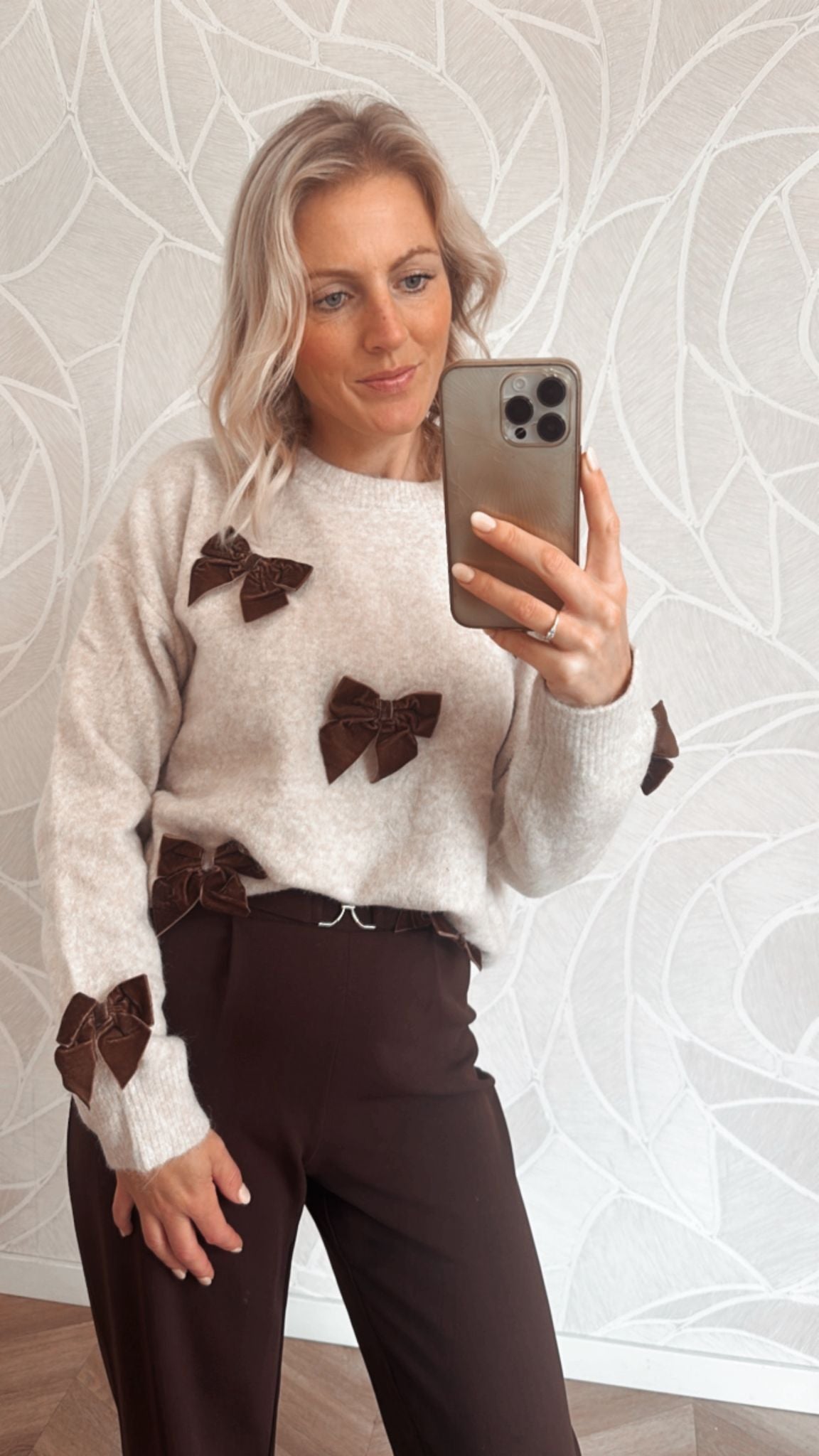 Faye Bow Sweater – Beige met Chocolade Strikjes