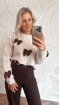 Faye Bow Sweater – Beige met Chocolade Strikjes