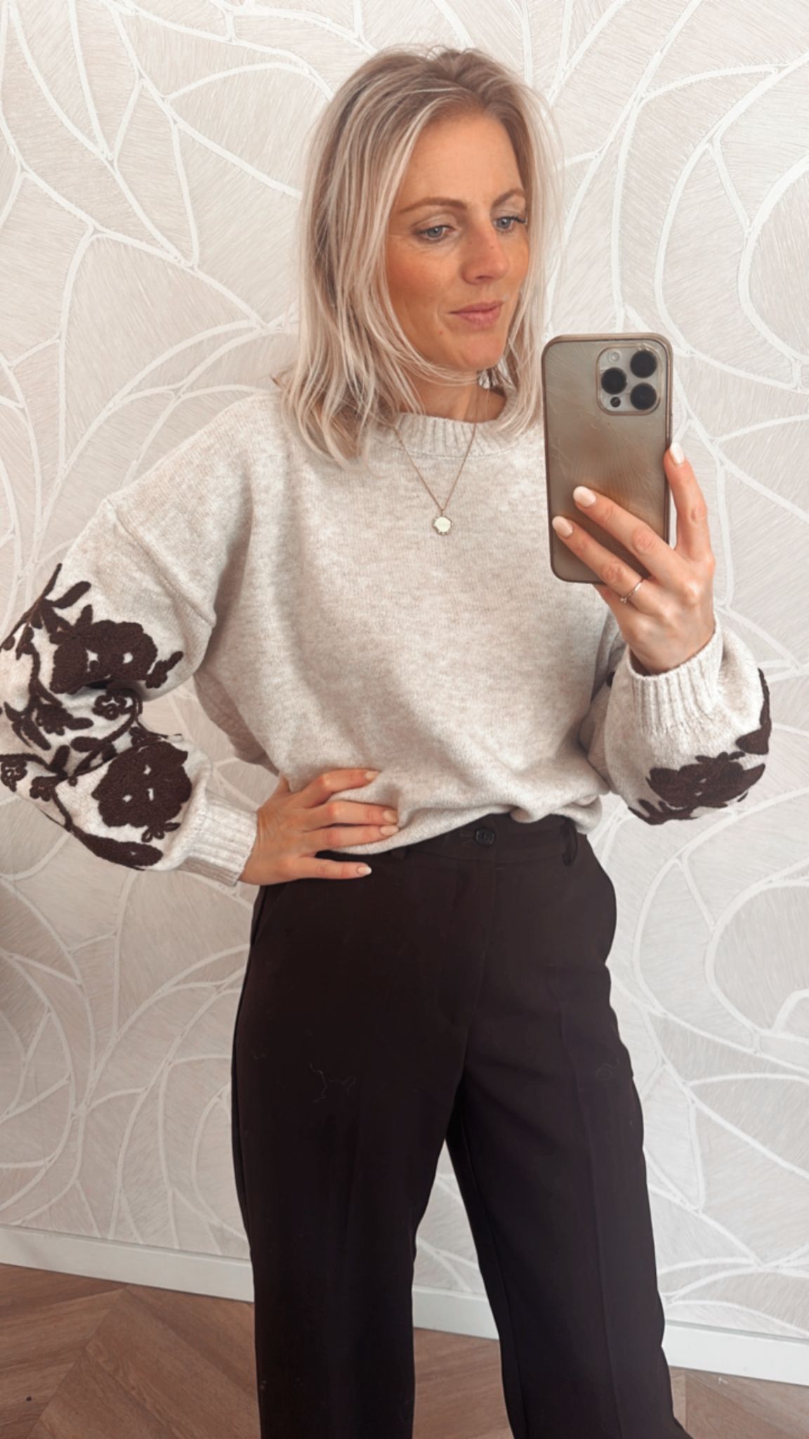 close up beige trui met donkerbruine gebreide bloemenmouwen – Floral Sleeve Knit Sweater van Yumi.