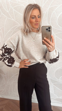 close up beige trui met donkerbruine gebreide bloemenmouwen – Floral Sleeve Knit Sweater van Yumi.