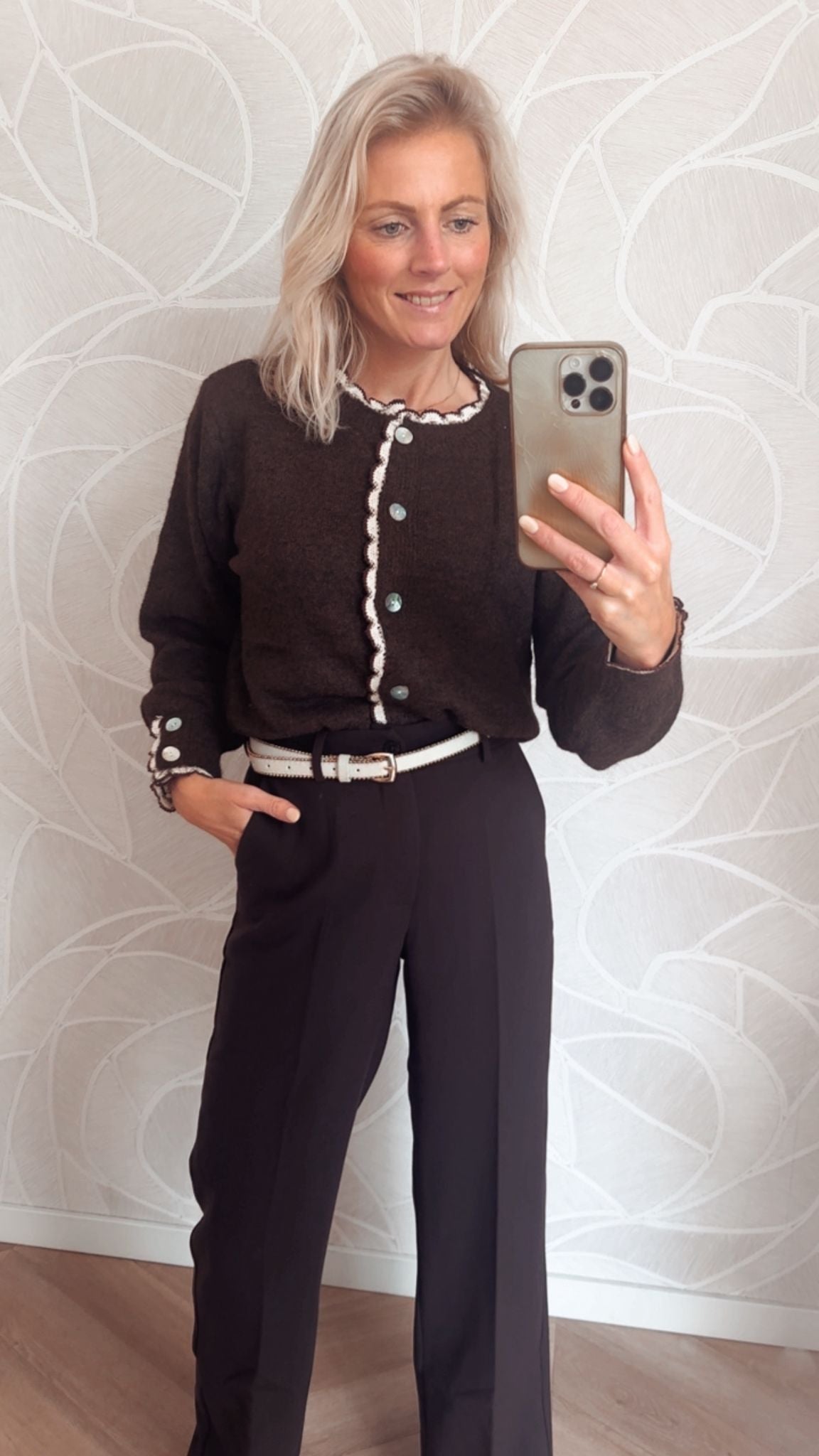 elegante outfit met scallop edge vest bruin en bruine pantalon