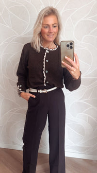 elegante outfit met scallop edge vest bruin en bruine pantalon