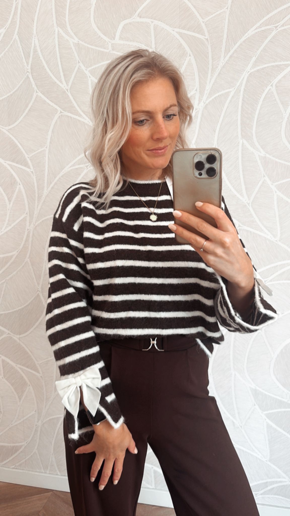 Bruine gestreepte trui met beige strepen en strikdetail op de mouw – gebreide damestrui van Yumi