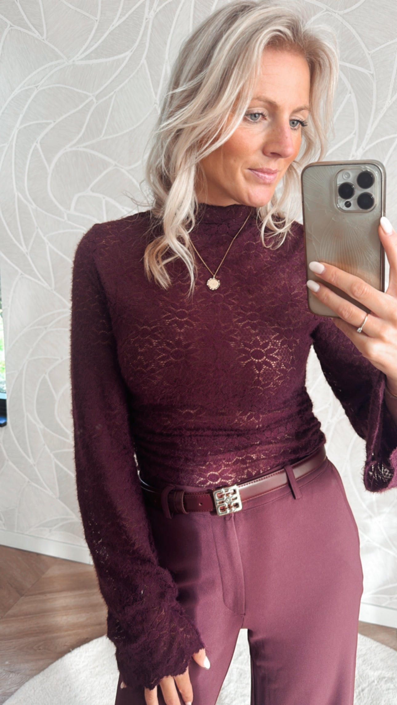 Burgundy bloemen lace top van Yumi, one size, model draagt de top met lichte jeans, vooraanzicht