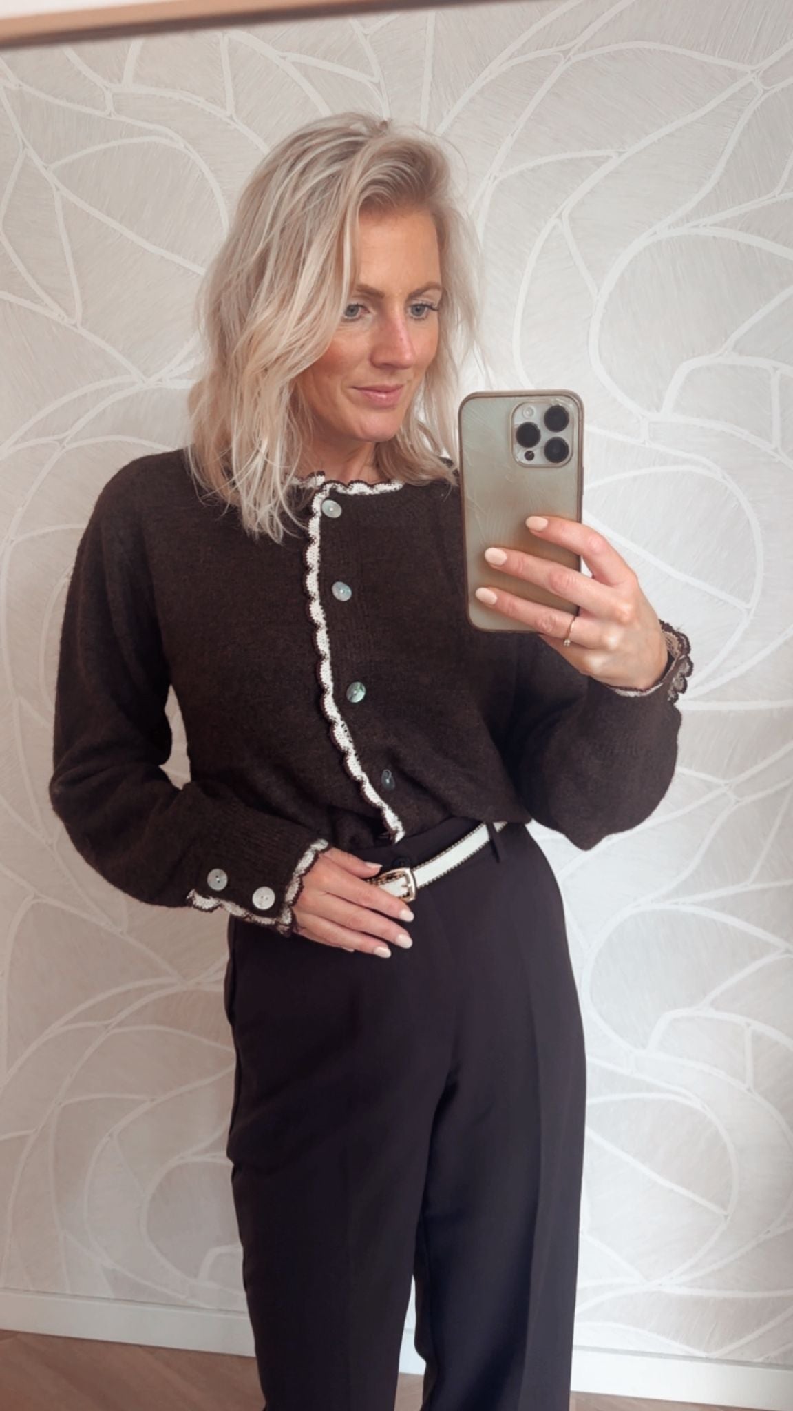vrouw draagt bruin scallop edge vest met witte bies – herfstlook