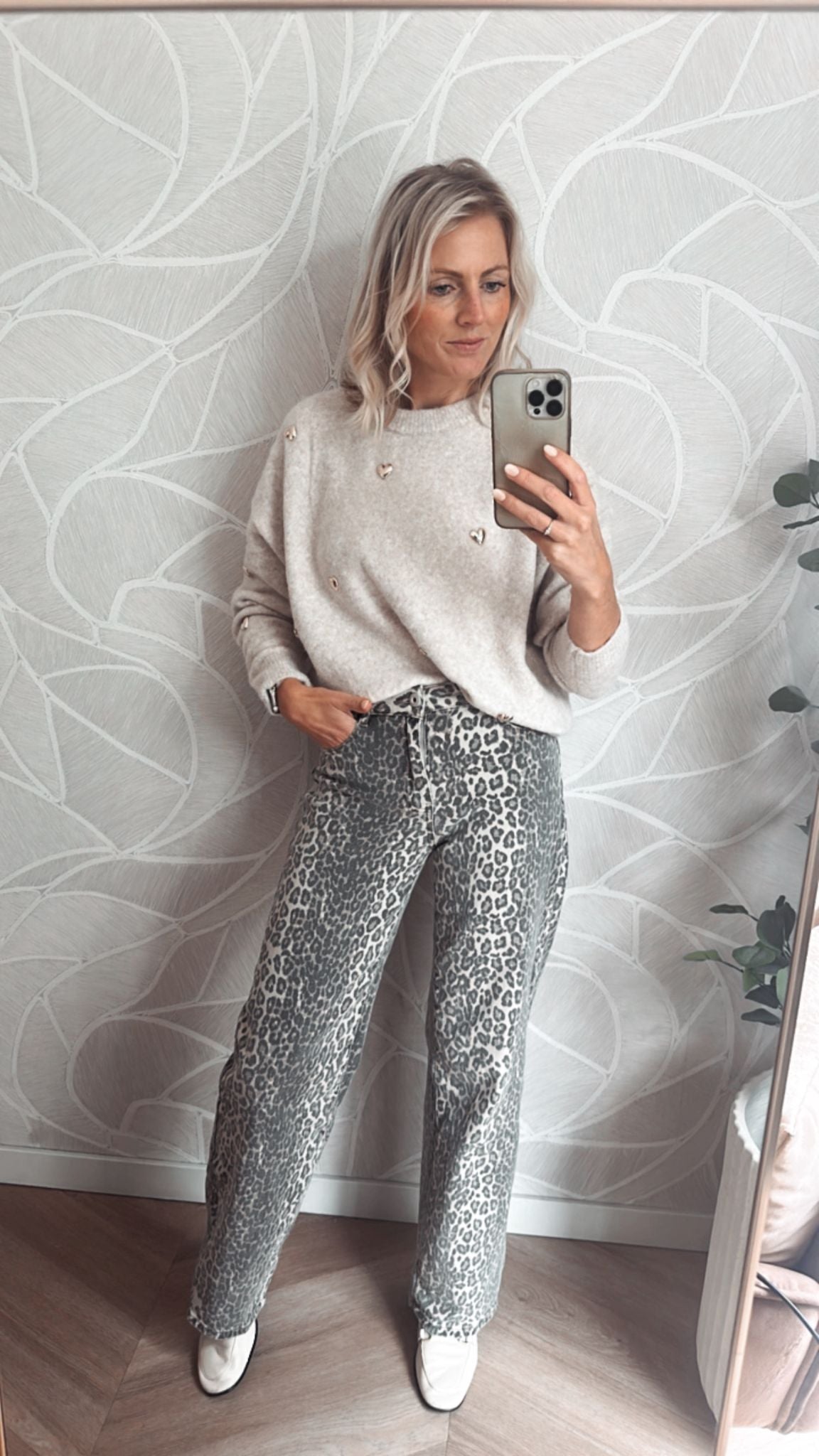 Model draagt leopard jeans met hartjes trui Yumi