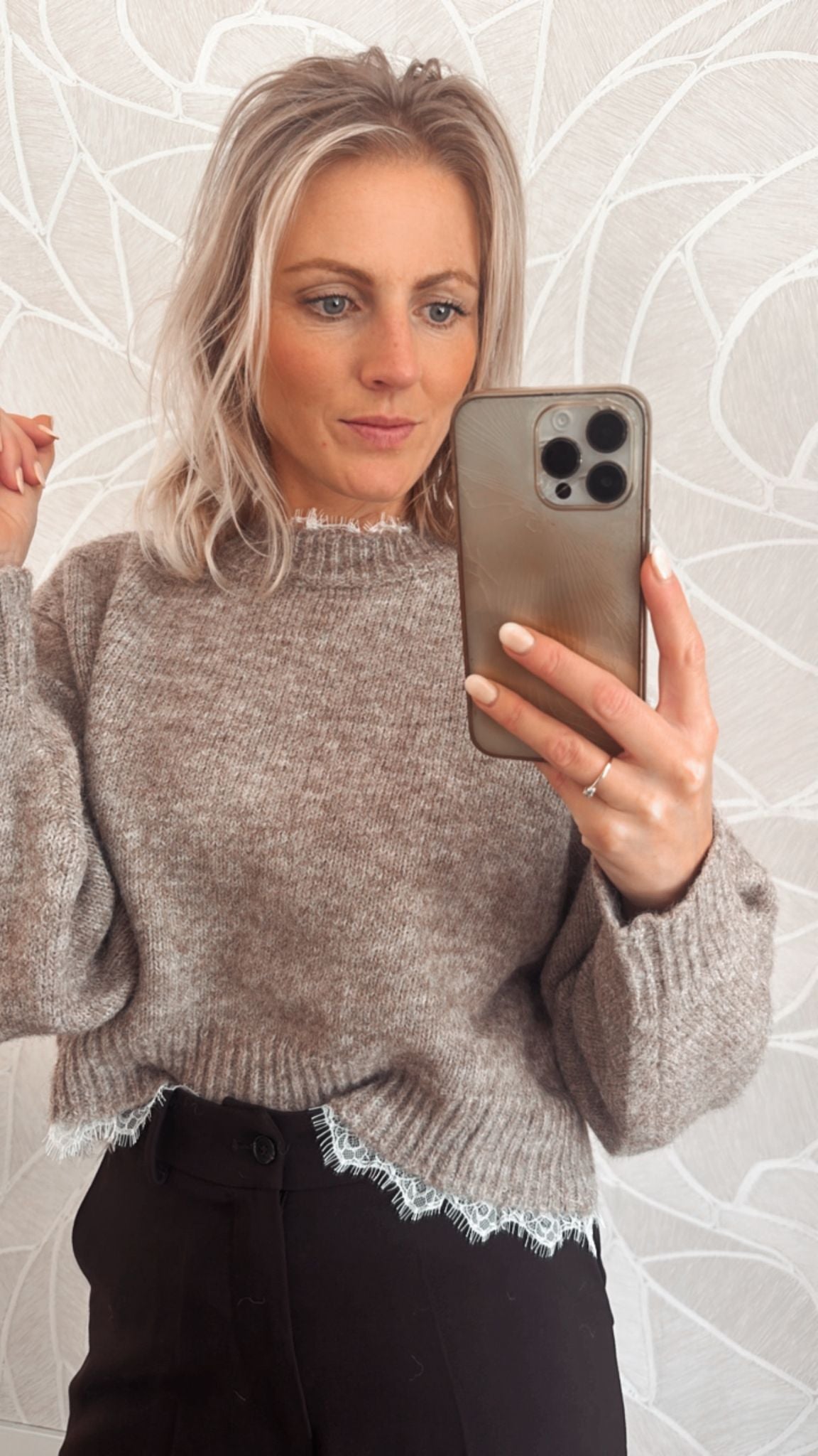 taupekleurige trui met rafelrand – zachte knit sweater van Yumi