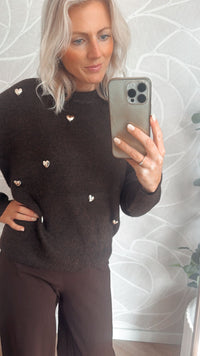 Bruine trui met gouden hartjes gecombineerd met bruine pantalon – Yumi Knitwear