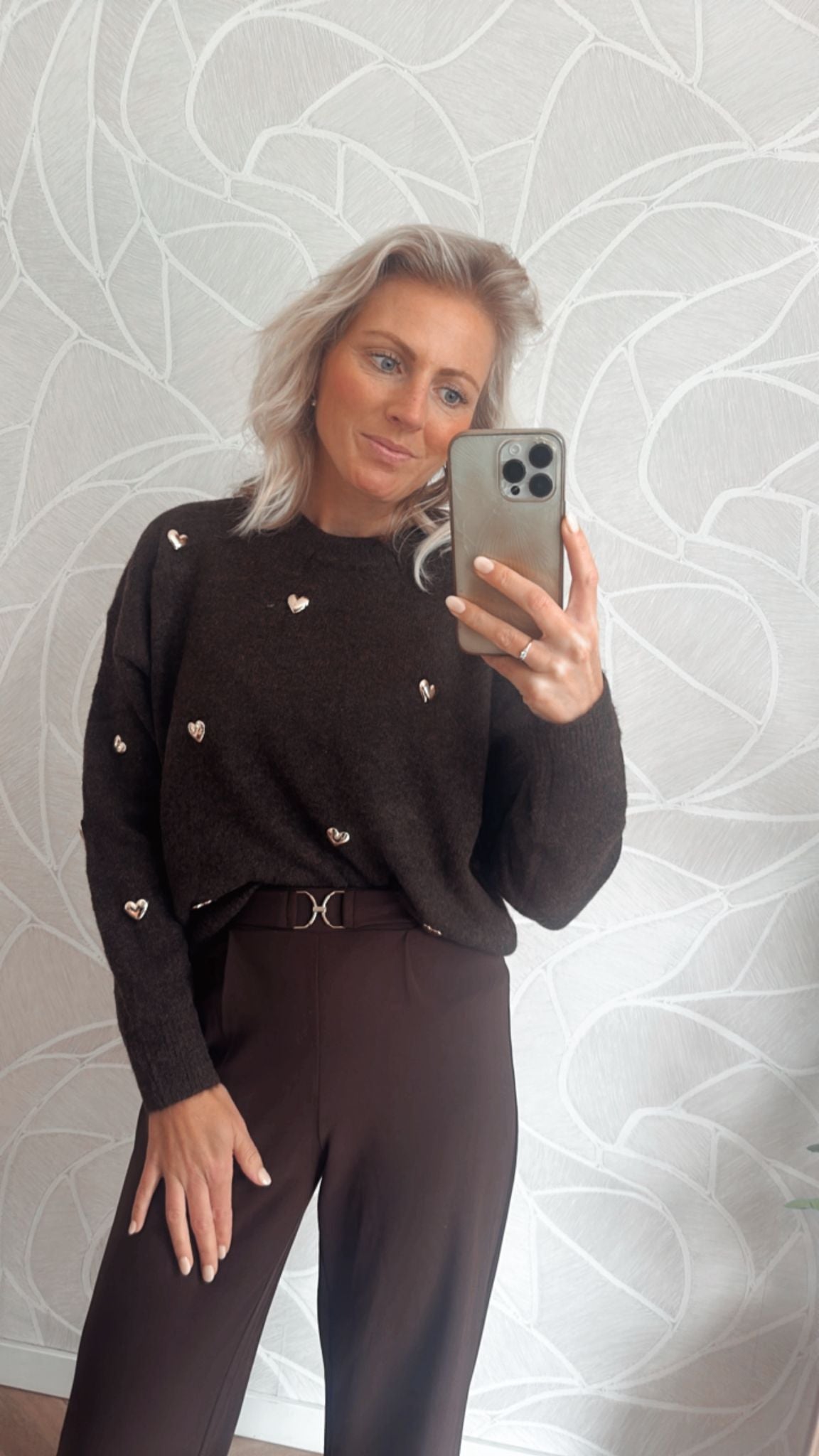 Zijkant van bordeauxrode trui met gouden hartjes – Yumi Knitwear