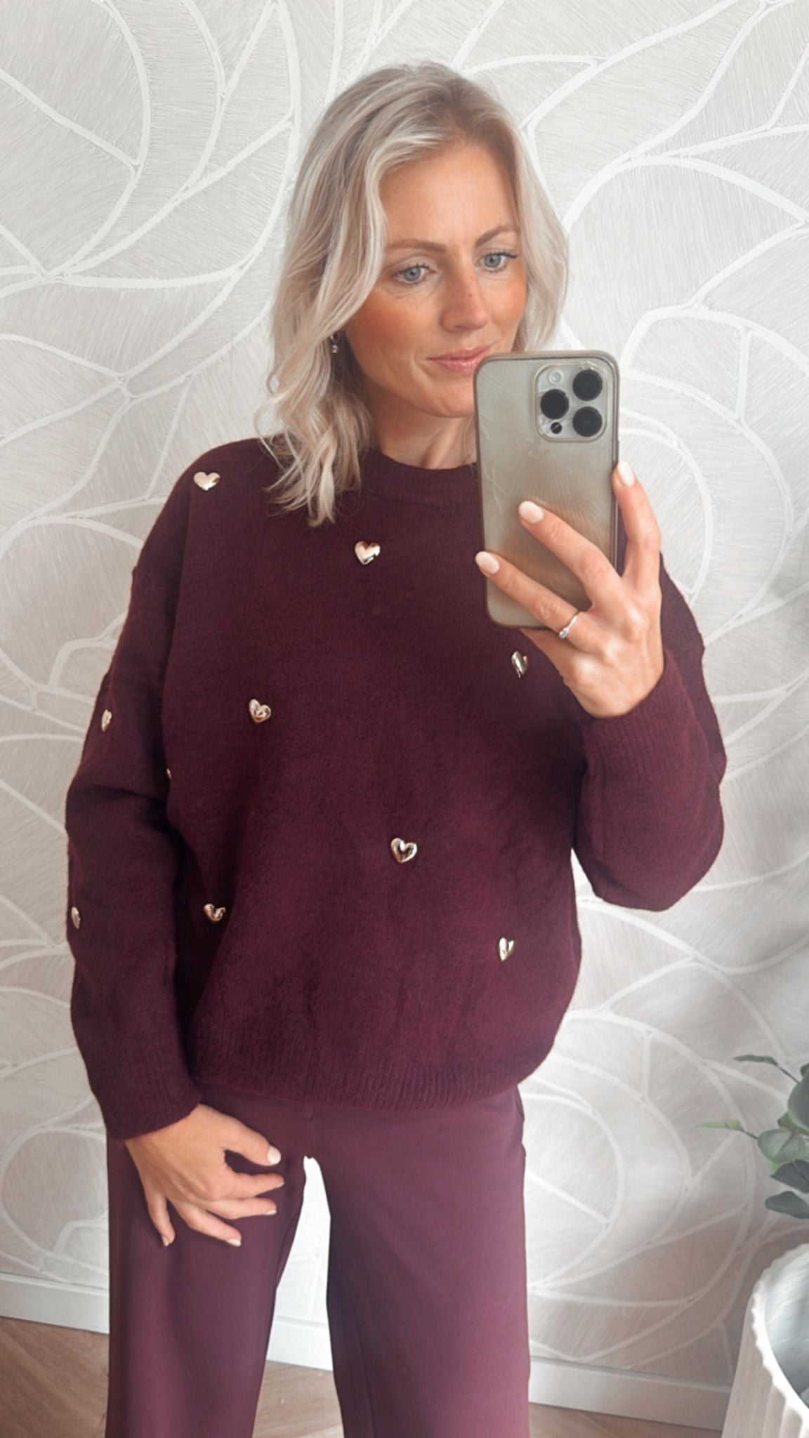 Bordeauxrode trui met gouden hartjes gecombineerd met pantalon – Yumi Knitwear