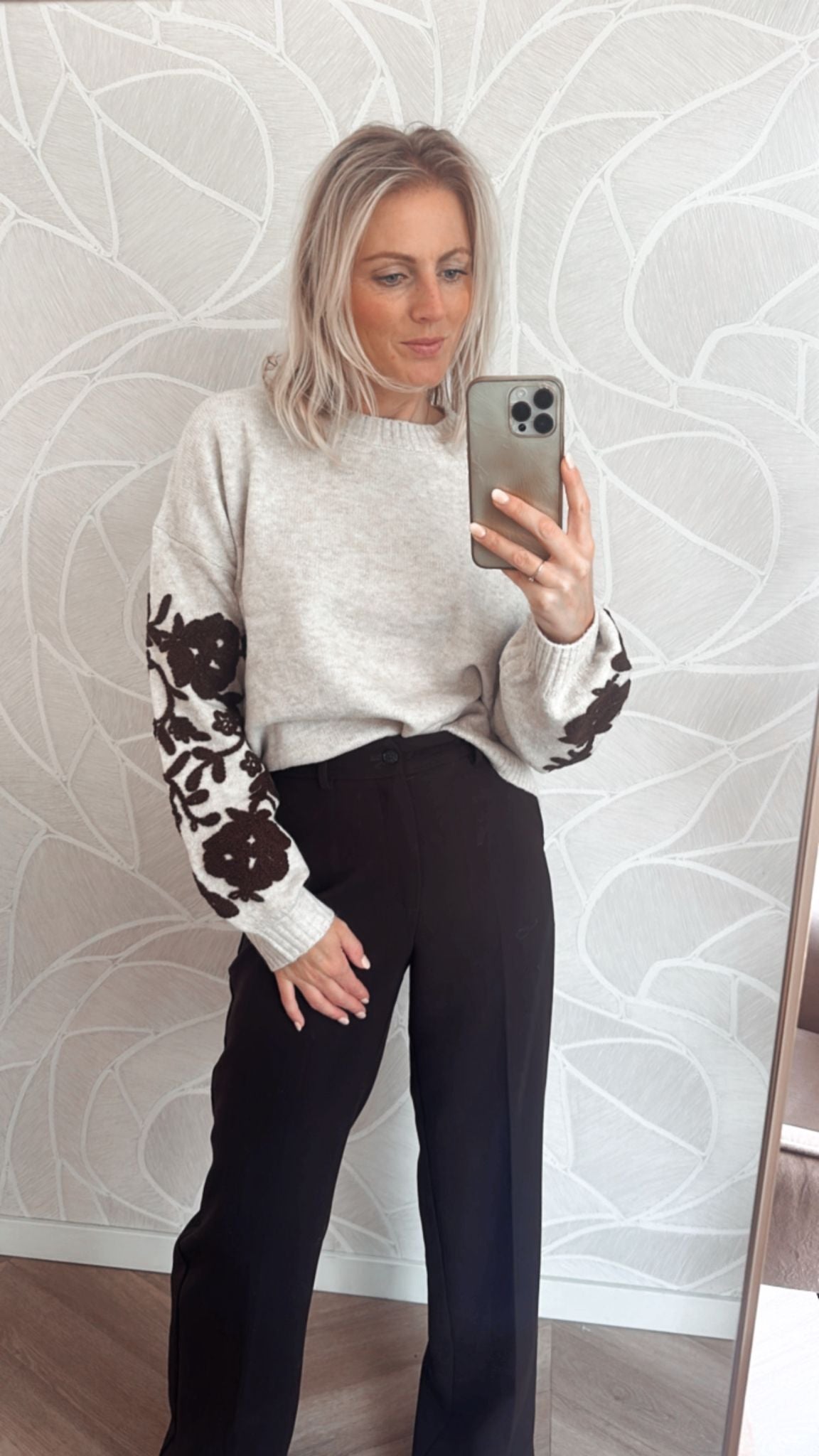 beige trui met donkerbruine gebreide bloemenmouwen – Floral Sleeve Knit Sweater van Yumi.